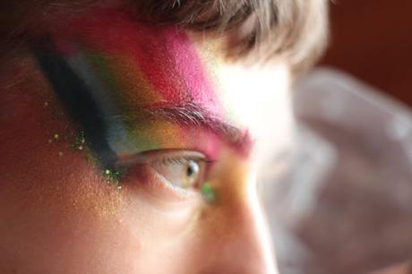 Rainbow Makeup mal anders - Schönheit muss nicht immer weiblich sein.