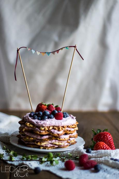 Waffeltorte mit roten Beeren leckerundco, lecker co, lecker & co, lecker, leckerundco.de, foodblog, nürnberg, foodfotografie, mittelfranken, tina kollmann, foodpics, kochen, backen, fotografie, rezept, waffeln, torte, waffeltorte, rote beeren, erdbeeren, heidelbeeren, blaubeeren, himbeeren, sommerkuchen, sommertorte, schnell, einfach, dessert