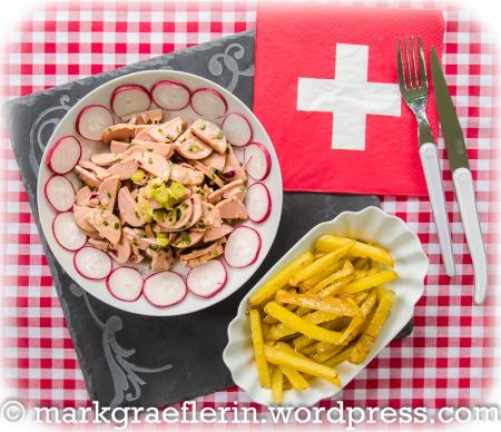 Typisch Schweiz: Cervelas-Salat (Wurstsalat) mit Pommes zum 1. August