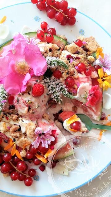 Fruchtpizza mit Minze-Holler Creme und Blütenstreusel - der erfrischend bunte Hingucker aus Regina's WildeWeiberKüche auf jedem Fest!