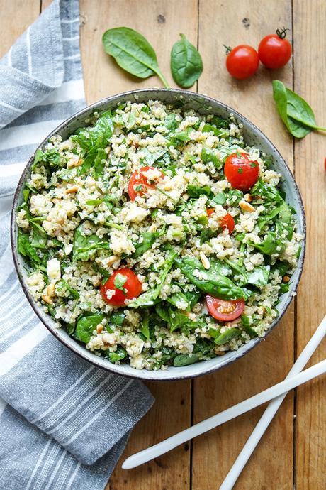 Quinoa-Salat mit Spinat und Kräutern