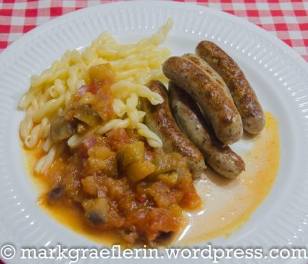 Feierabend-Küche: Nürnberger Rostbratwürstchen mit Apfel-Auberginen-Gemüse und Pasta Feierabend-Küche: Nürnberger Rostbratwürstchen mit Apfel-Auberginen-Gemüse und Pasta