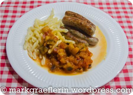 Feierabend-Küche: Nürnberger Rostbratwürstchen mit Apfel-Auberginen-Gemüse und Pasta Feierabend-Küche: Nürnberger Rostbratwürstchen mit Apfel-Auberginen-Gemüse und Pasta