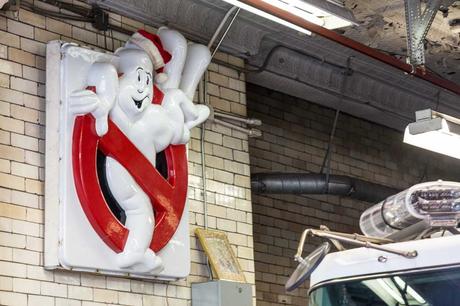 Das Ghostbusters-Logo in der Feuerwache Hook & Ladder 8 in Tribeca - 14 N Moore St, New York, NY 10013 - Kuriose Feiertage Tag der Geisterjagd National Ghost Hunting Day USA 2017 Sven Giese-2