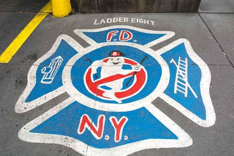 Das Logo in der Feuerwache Hook & Ladder 8 in Tribeca auf dem Fußweg - 14 N Moore St, New York, NY 10013 - Kuriose Feiertage Tag der Geisterjagd National Ghost Hunting Day USA 2017 Sven Giese-1