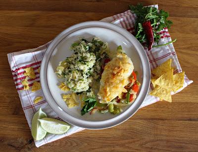 Mexikanisches Huhn mit knuspriger Tortillachips-Kruste und Avocado-Reis-Salat