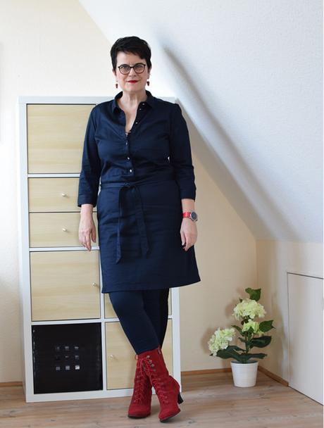 Partykleid mit roten Stiefeln Partykleid mit roten Stiefeln