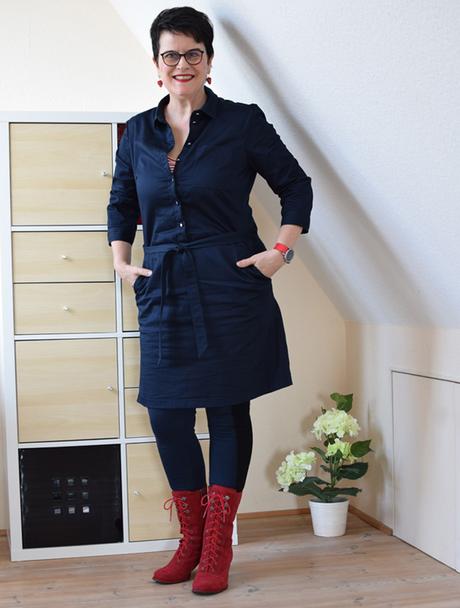 Partykleid mit roten Stiefeln Partykleid mit roten Stiefeln