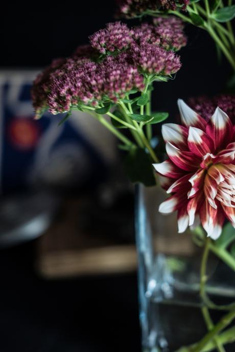 Blumendekoration: gestreifte Dahlien und Fetthenne by fim.works Lifestyle Blog
