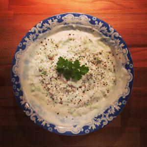 Cremiger Tzatziki – ganz einfach selbst zubereitet Cremiger Tzatziki – ganz einfach selbst zubereitet