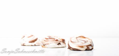 Nutella-swirled meringues cookies – eays and beautiful chrismas cookies -mit Nutella marmorierte Baiser – einfache und schöne Weihnachtsplätzchen