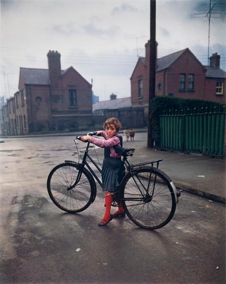 Ausstellung in der Galerie Springer Berlin: Evelyn Hofer (Foto: © Evelyn Hofer ,Girl with Bicycle, Dublin, 1966)