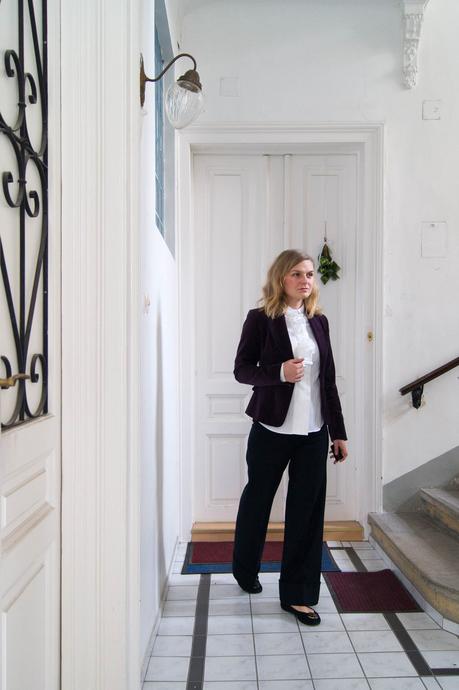 #Weihnachtsoutfit in lilla Samt-Blazer, Volant-Bluse von Eterna und Marlene Hose von Prada #Weihnachtsoutfit in lilla Samt-Blazer, Volant-Bluse von Eterna und Marlene Hose von Prada