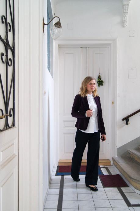 #Weihnachtsoutfit in lilla Samt-Blazer, Volant-Bluse von Eterna und Marlene Hose von Prada