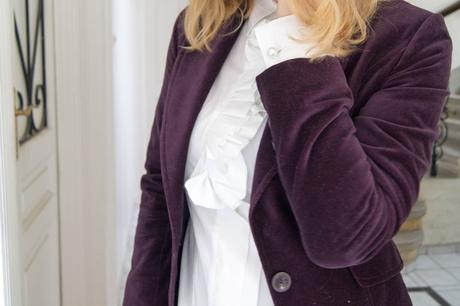 #Weihnachtsoutfit in lilla Samt-Blazer, Volant-Bluse von Eterna und Marlene Hose von Prada #Weihnachtsoutfit in lilla Samt-Blazer, Volant-Bluse von Eterna und Marlene Hose von Prada