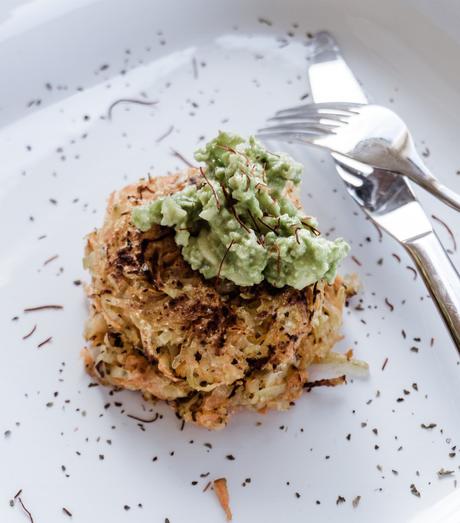 Vegane Kartoffel-Karotten-Rösti mit Avocado