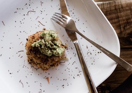 Vegane Kartoffel-Karotten-Rösti mit Avocado