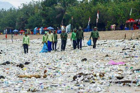 Plastikmüll Zahlen, Fakten & Studien 2017/2018 Massenhaft Plastikmüll am Strand von Canggu auf Bali