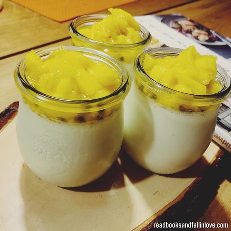 {healthy & fit} - Pannacotta mit Mango und Passionsfrucht Topping {healthy & fit} - Pannacotta mit Mango und Passionsfrucht Topping