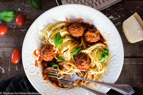 Spaghetti mit Ofen-Fleischbällchen in spezial geheimer Geheim Sauce
