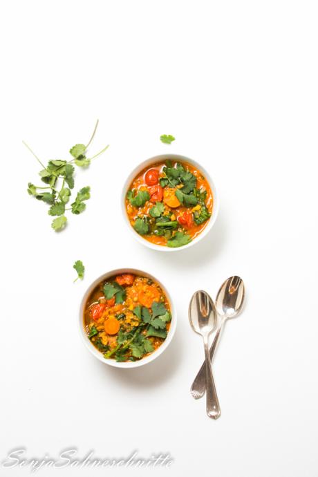 einfache vegane rote Linsen-Tomaten-Suppe mit Spinat und frischen Kräutern – easy vegan tomato and red lentil soup with spinach and fresh herbs