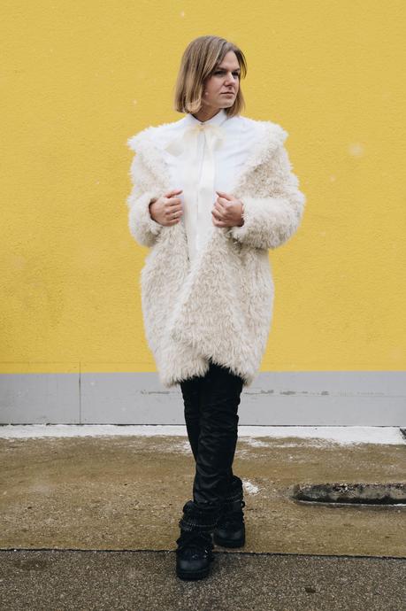 #Datenight Outfit in COS Bluse mit DIY Schluppe, Lederhose, Eisbär Mantel und Replay Moonboots #Datenight Outfit in COS Bluse mit DIY Schluppe, Lederhose, Eisbär Mantel und Replay Moonboots