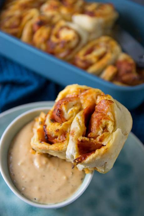 Pizzaschnecken mit mega leckerem Pizza Dip (Smileys Copycat) Pizzaschnecken mit mega leckerem Pizza Dip (Smileys Copycat)