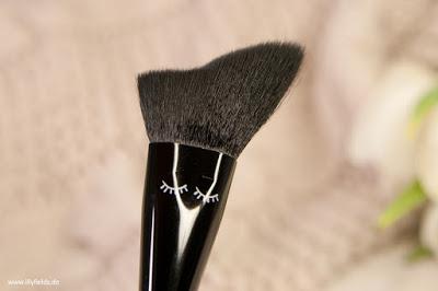 Highlighting and Contouring Brush // 01 contouring carla