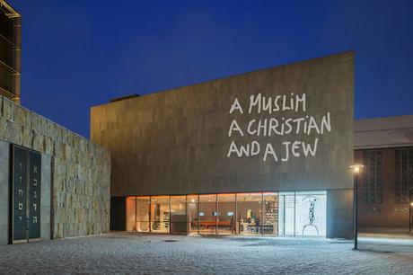 Fassadenprojektion zur Ausstellung „A Muslim, a Christian and a Jew. Eran Shakine“