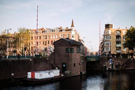 Tiny Houses über Wasser: Amsterdamer Brückenhäuschen werden zum Minihotel!