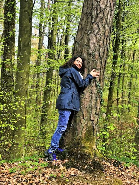 Ab in den Wald: Bäume umarmen entspannt und macht glücklich