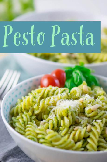 Basilikum Pesto Pasta mit Pinienkernen Basilikum Pesto Pasta mit Pinienkernen