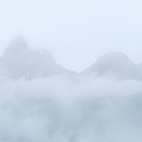  Foto: Kung Shing -  Peak Perfomance: Wolken sind manchmal schneller am Gipfel, als mancher Wanderer oder Biker  