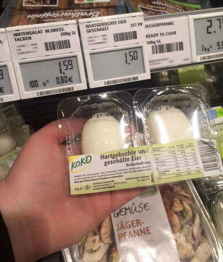 Die 11 überflüssigsten Plastikverpackungen für Lebensmittel Unnötige Plastikverpackung mit geschälten Eiern