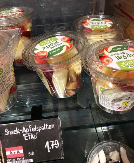 Die 11 überflüssigsten Plastikverpackungen für Lebensmittel Apfel in Plastikverpackung - Absurde Verpackungen