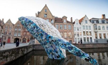 Kunstwerk aus Plastikmull in Brugge