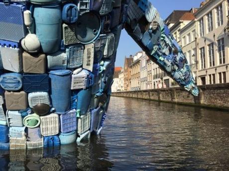 Kunstwerk aus Plastikmüll im Wasser