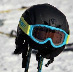 Beim Skifahren solltest du aber nicht vergessen den richtigen Helm zu tragen