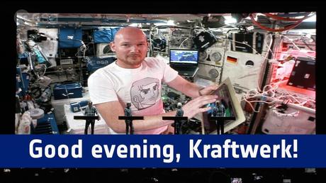 Videotipp: Good evening, KRAFTWERK / Guten Abend KRAFTWERK, guten Abend Stuttgart! – KRAFTWERK schalten Astro-Alex live bei JazzOpen zu! #Horizons #ISS #jazzopen #stuttgart