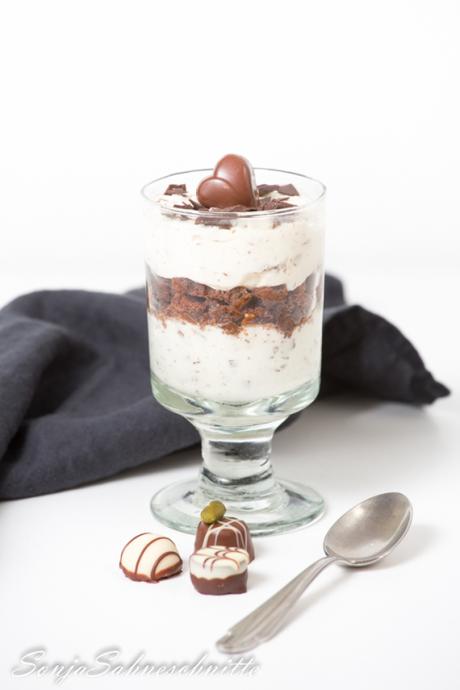 Einfaches Dessert im Glas: Stracciatella-Creme mit Joghurt und Schokoladen-Cookies