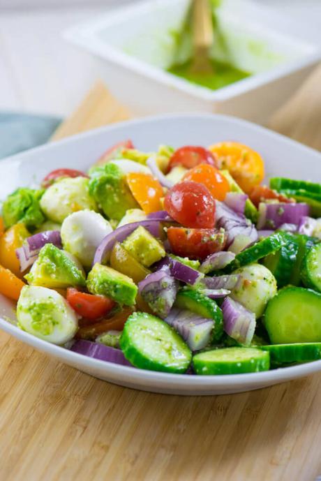 Avocado Salat mit Mozzarella, Tomate und Pesto Dressing Avocado Salat mit Mozzarella, Tomate und Pesto Dressing
