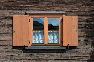 Klassische Holzfenster für das Eigenheim