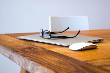 Der richtige Schreibtisch schont Rücken und Gelenke(Foto:Free-Photos/Pixabay)