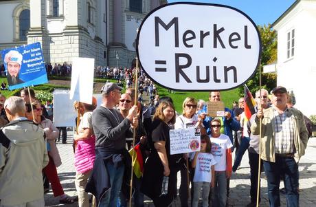 Merkel in Ottobeuren: AfD-Demo eingekesselt von buntfanatischen Deutschland-Destruenten