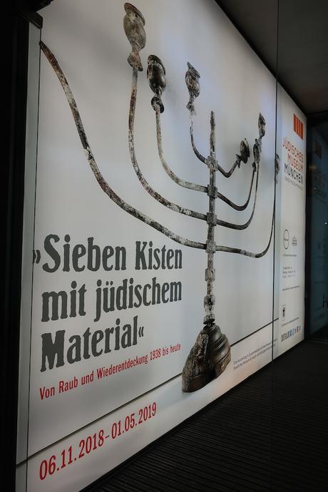 Unsere neue Ausstellung „Sieben Kisten mit jüdischem Material“ – Von Raub und Wiederentdeckung 1938 bis heute wird aufgebaut