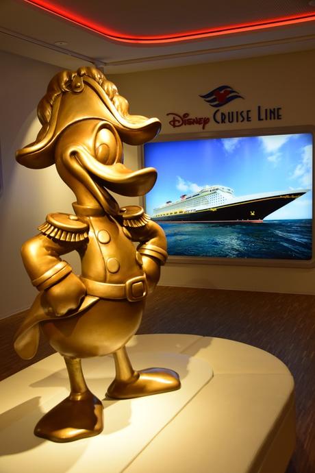 18_Donald-Statue-Disney-Cruise-Line-Kreuzfahrtschiff-Meyer-Werft-Papenburg