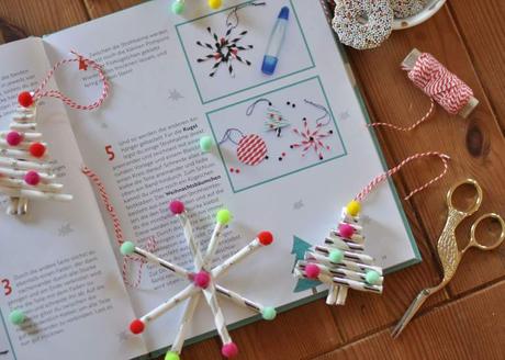Buchtipp: 24 weihnachtliche Bastelprojekte für Kinder, von Baumschmuck aus Papierstrohhalmen bis zu Weihnachtskarten mit Bügelperlen #weihanchten #basteln #kinder #bastelbuch #buchtipp #strohsterne #pompoms