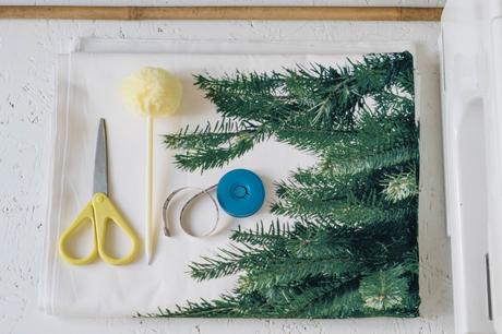 DIY Wand-Weihnachtsbaum aus Stoff – Ikea-Hack