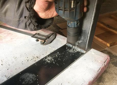 DIY Couchtisch selber bauen aus alten Holzbohlen Metallkufen DIY Couchtisch aus Holzbohlen selber bauen