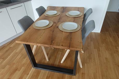 DIY Esstisch aus alten Holzbohlen selber bauen DIY Esstisch selber bauen aus Holzbohlen